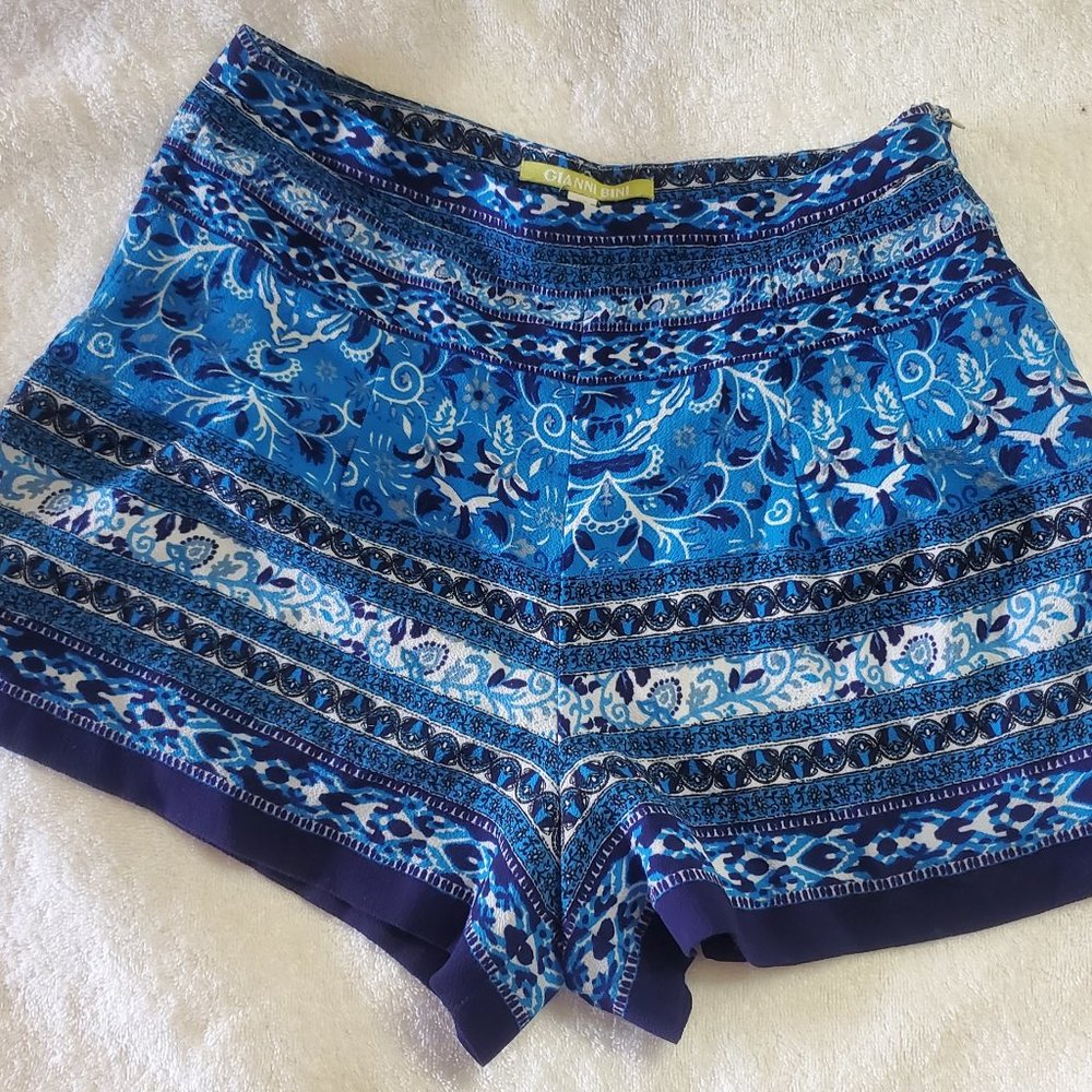 Ladies' XS blue, patterned shorts. Gianni Bini